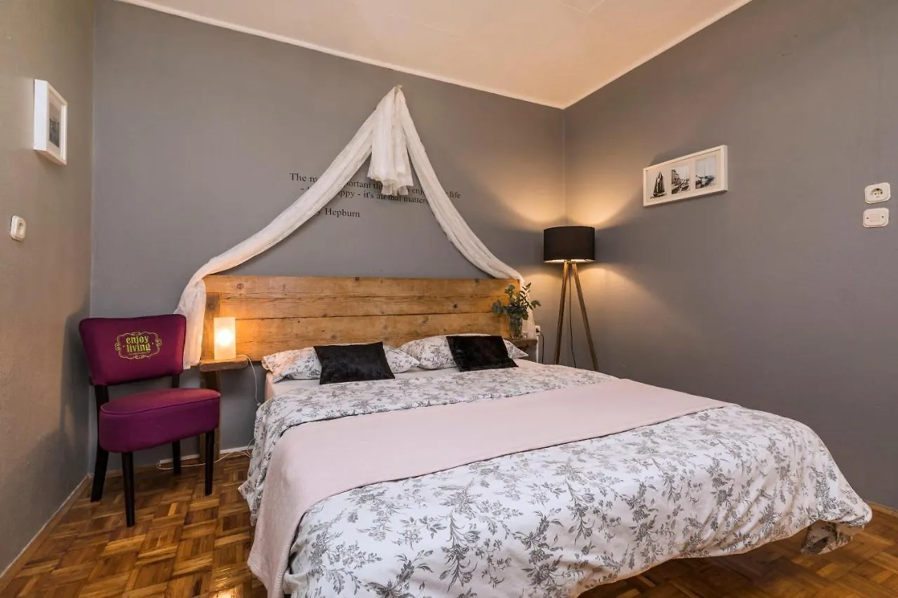 Apartments And Rooms With Parking Space Mali Lošinj Pensiune